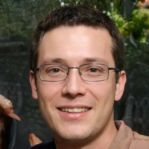 Андрей Петров, руководитель автопарка логистической компании, улыбается во время осмотра установленного оборудования